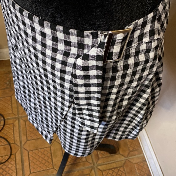 SHEIN. White Tshirt With Open Back And Checkerboard Skirt. S Large - Picture 2 of 5